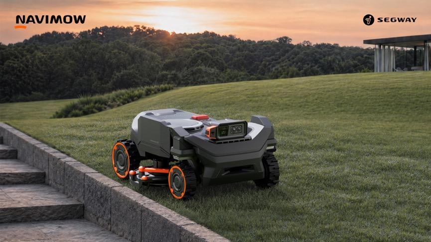 Segway Navimow H5 Pro Mähroboter am Hang im Abendlicht