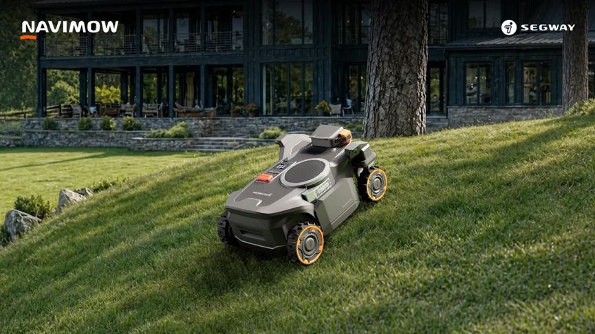 Navimow H5 Pro mit Allradantrieb an einer steilen Rasenböschung
